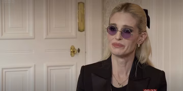 Kelly Osbourne shpërthen në lot gjatë intervistës së parë pas vdekjes së babait të saj, legjendës Ozzy Osbourne