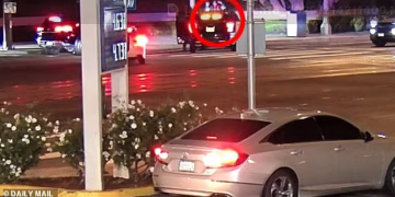 Foto/ Momenti kur policia arreston Nick Reiner në Los Angeles, disa orë pas vrasjes së përgjakshme të prindërve të tij