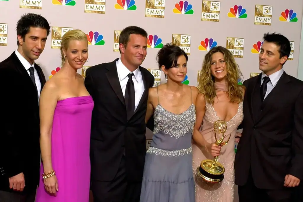 Kolegët e serialit “Friends” marrin vendim emocional për Matthew Perry