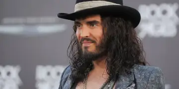 Pasuria e Russell Brand: Sa i pasur është komediani i akuzuar për përdhunim dhe sulm seksual?