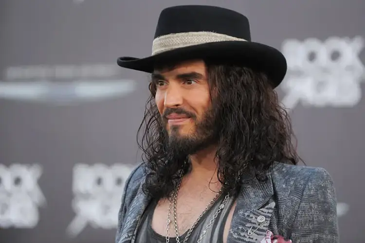Pasuria e Russell Brand: Sa i pasur është komediani i akuzuar për përdhunim dhe sulm seksual?