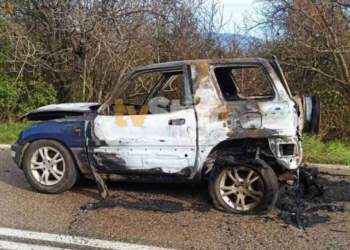 Horror! Një person gjendet i djegur brenda makinës, në të njëjtën kohë dhe banesa e tij në flakë