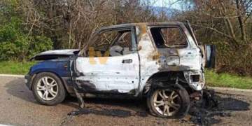 Horror! Një person gjendet i djegur brenda makinës, në të njëjtën kohë dhe banesa e tij në flakë