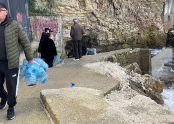 Skandal/ Vlora 4 ditë pa ujë, qytetarët protestë para Bashkisë