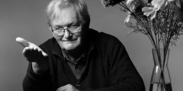 Ndahet nga jeta fotografi britanik që realizoi imazhet më ikonike të Shqipërisë së viteve 90′