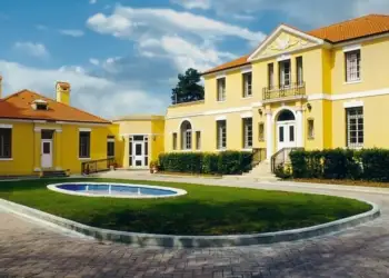 Ambasada Amerikane: Mashtrimi për martesë në SHBA mund të sjellë dënime të rënda dhe pasoja serioze