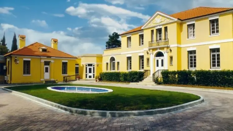 Ambasada Amerikane: Mashtrimi për martesë në SHBA mund të sjellë dënime të rënda dhe pasoja serioze