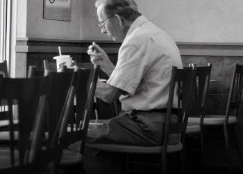 Studimi: Vetmia në tryezë rrit rreziqet për shëndetin e të moshuarve!