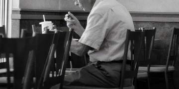 Studimi: Vetmia në tryezë rrit rreziqet për shëndetin e të moshuarve!