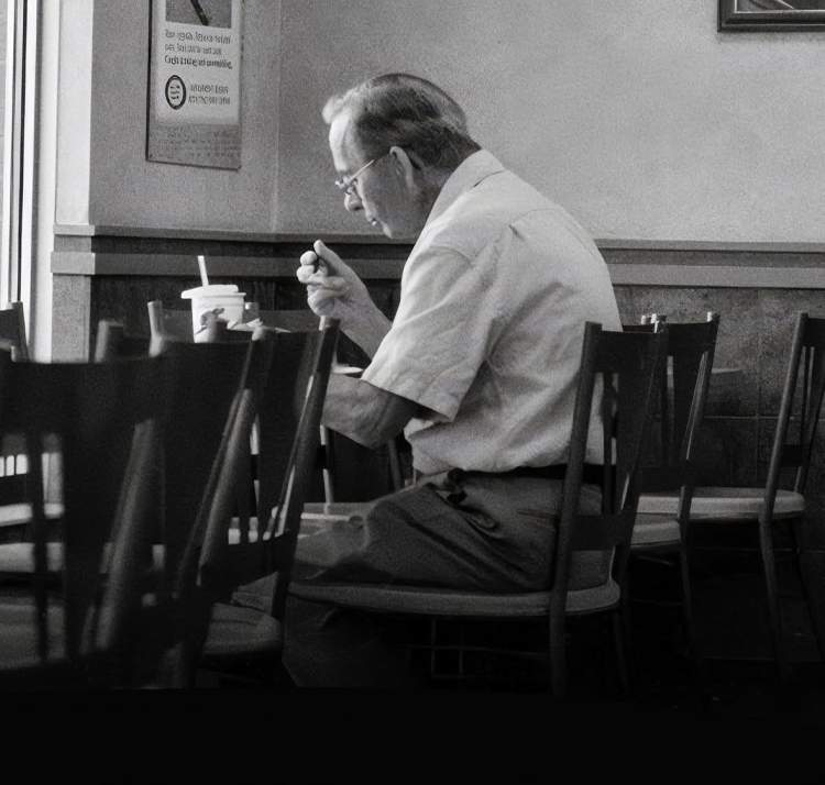 Studimi: Vetmia në tryezë rrit rreziqet për shëndetin e të moshuarve!