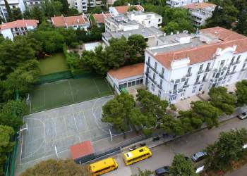 Tronditëse në Athinë: Nxënësja 14-vjeçare plagoset me thikë brenda shkollës