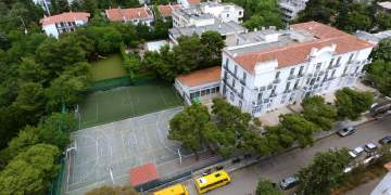 Tronditëse në Athinë: Nxënësja 14-vjeçare plagoset me thikë brenda shkollës