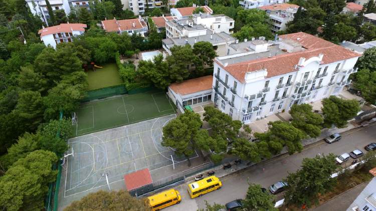 Tronditëse në Athinë: Nxënësja 14-vjeçare plagoset me thikë brenda shkollës