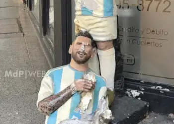 Statuja e Lionel Messit vandalohet brutalisht në Argjentinë: Autoritetet nisin hetimet