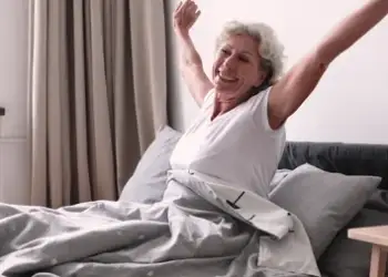 Pse gjyshërit zgjohen herët dhe adoleshentët kanë vështirësi?