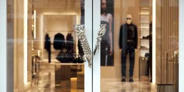 Prada njofton zyrtarisht blerjen e kompanisë rivale të modës Versace!