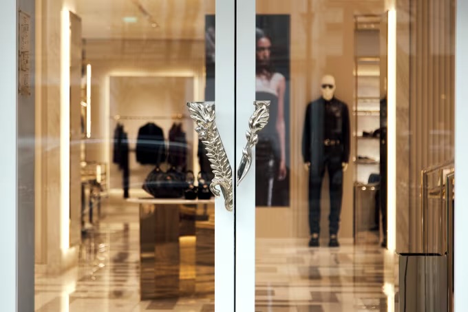 Prada njofton zyrtarisht blerjen e kompanisë rivale të modës Versace!