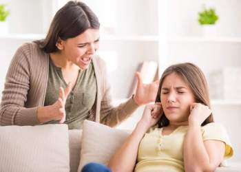 Gabimet e zakonshme të prindërve që ulin vetëbesimin e fëmijëve: çfarë thonë specialistët