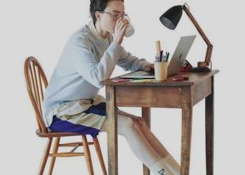 Mjekët paralajmërojnë: Të rrish dy orë ulur pa ndërprerje mund të jetë po aq e dëmshme sa pirja e cigareve