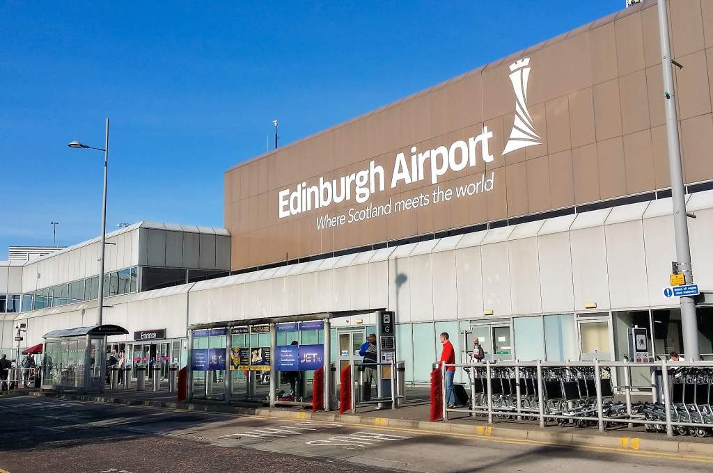 Aeroporti i Edinburgut në Skoci pezullon fluturimet, për shkak të defekteve në teknologjinë e informacionit