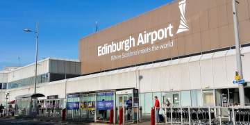 Aeroporti i Edinburgut në Skoci pezullon fluturimet, për shkak të defekteve në teknologjinë e informacionit