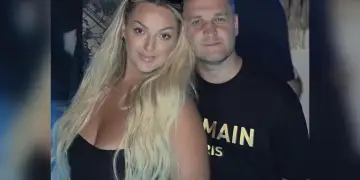 VIDEO/ Publikohen pamjet para vrasjes së Liridona Ademajt, momenti kur Naim Murseli sinjalizon bashkëpunëtorin e tij