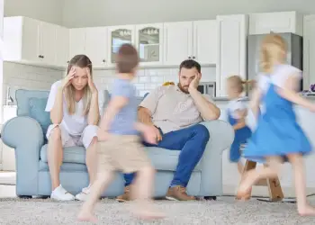 Studimi global: Çiftet me fëmijë raportojnë më pak dashuri dhe pasion në marrëdhënie!