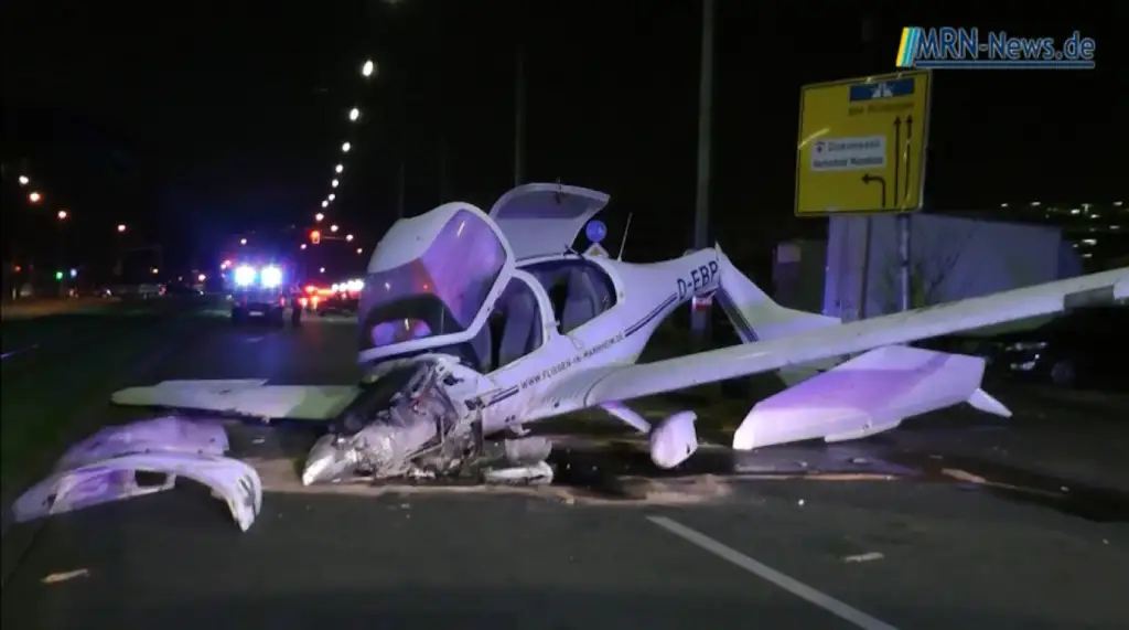Aeroplani përfundon në rrugë gjatë uljes emergjente në Mannheim, tre të plagosur