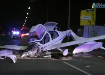 Aeroplani përfundon në rrugë gjatë uljes emergjente në Mannheim, tre të plagosur