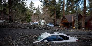 Stuhitë shkatërruese përmbysin Kaliforninë Jugore: Të paktën tre të vdekur dhe rrezik për rrëshqitje dheu