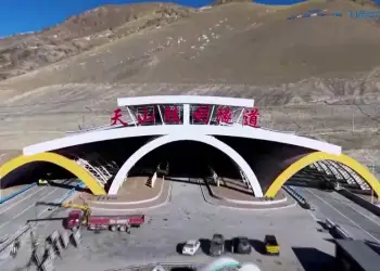 Kina hap tunelin më të gjatë në botë!