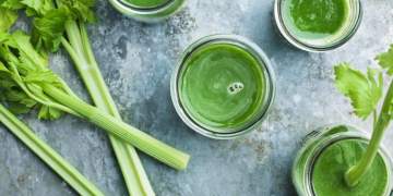 Pija detox që po shkëlqen: lëngu i selinos, realitet apo mit?