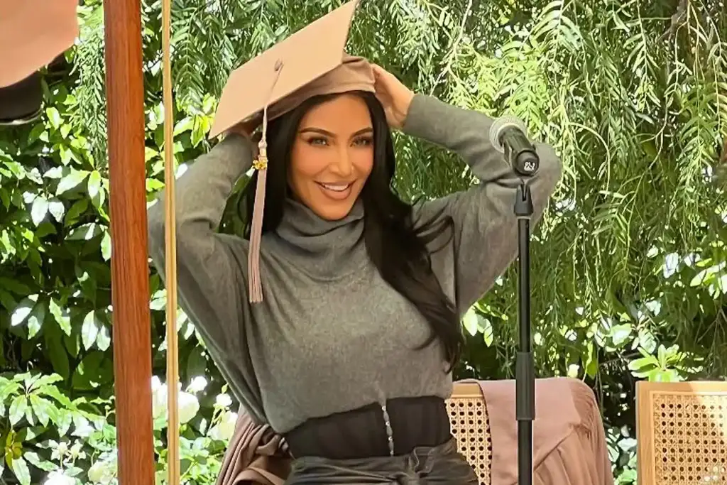 Kim Kardashian, diplomim mes shakasë dhe kritikave: “Nuk e bëra për publicitet”