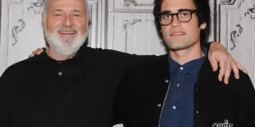 Djali i Rob Reiner-it, Nick, merret në pyetje pas vdekjes së prindërve të tij!