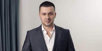 Këngëtari shqiptar konfirmon kandidimin për deputet në listën e PDK-së