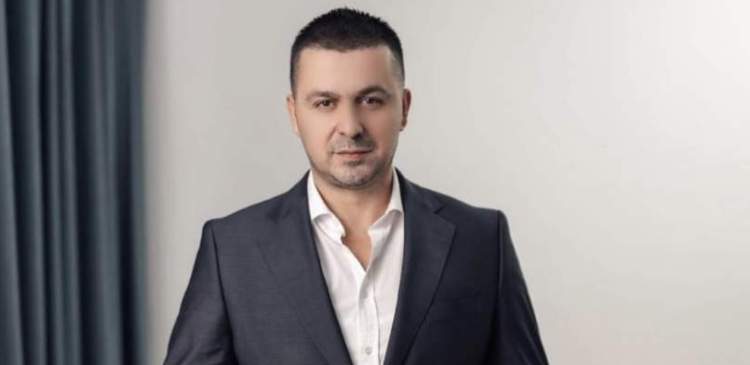 Këngëtari shqiptar konfirmon kandidimin për deputet në listën e PDK-së