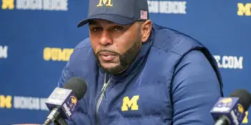 Marrëdhënie të papërshtatshme me një anëtare të stafit? Shkarkohet Sherrone Moore!