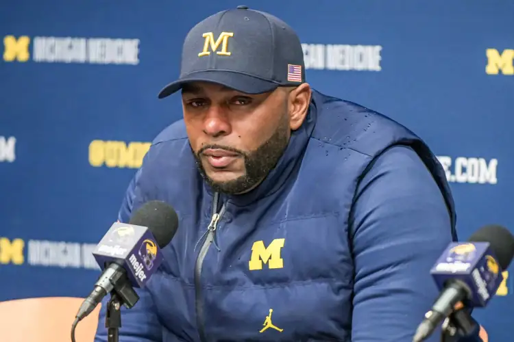 Marrëdhënie të papërshtatshme me një anëtare të stafit? Shkarkohet Sherrone Moore!