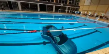 Skena tmerri në Francë, makina bie në pishinë me nënën dhe vajzën e saj të mitur