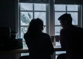 A janë marrëdhëniet e lindura në dimër më të qëndrueshme se ato të lindura në verë?