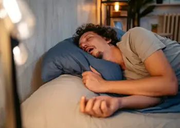 Gërhitja gjatë natës mund të paralajmërojë rrezikun e dështimit të zemrës