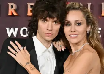 Pas 4 vitesh romancë, Miley Cyrus thotë “Po”! Zbulohen detajet e unazës luksoze