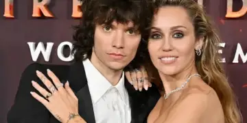 Pas 4 vitesh romancë, Miley Cyrus thotë “Po”! Zbulohen detajet e unazës luksoze