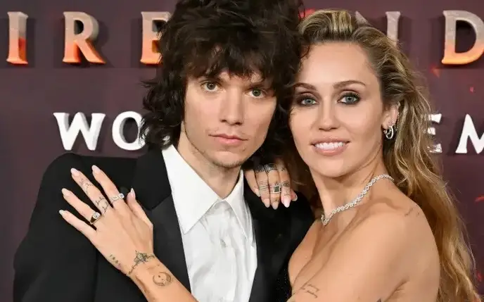 Pas 4 vitesh romancë, Miley Cyrus thotë “Po”! Zbulohen detajet e unazës luksoze