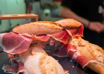 Ushtria mobilizohet kundër ethes së derrave në Spanjë, dyshohet se u shkaktua nga sanduiçi i kontaminuar