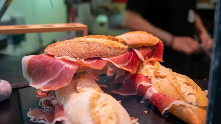 Ushtria mobilizohet kundër ethes së derrave në Spanjë, dyshohet se u shkaktua nga sanduiçi i kontaminuar