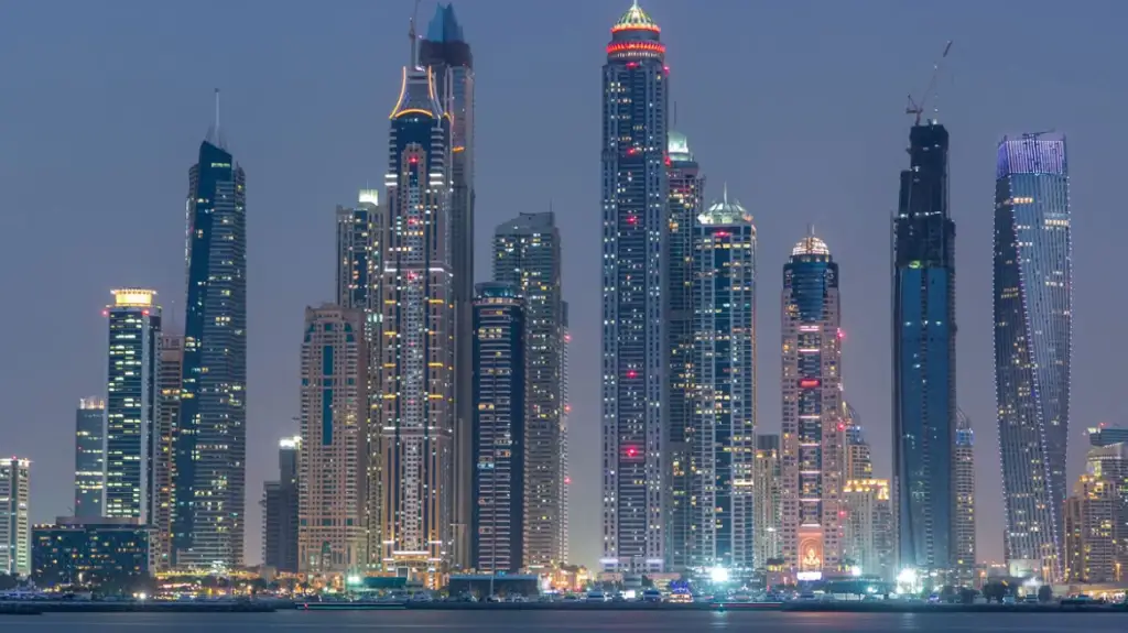 Stuhi të forta kërcënojnë Dubain, policia u bën thirrje banorëve të shmangin udhëtimet