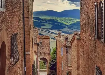 Ky qytet toskan paguan qiranë tuaj dhe ju ndihmon të blini një shtëpi