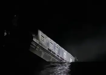 Video/ Momenti kur një gropë “thith” varkat në një kanal në Britani