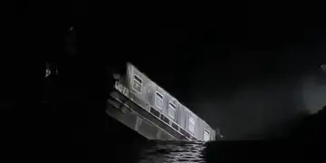 Video/ Momenti kur një gropë “thith” varkat në një kanal në Britani